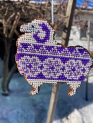 С006-05 Набор для вышивания "Барашек белый с фиолетовым орнаментом"  8,5х8