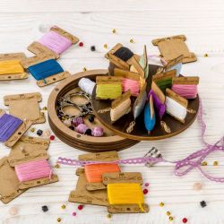 Шкатулка для рукоделия + 18 бобинок FLZB(N)-052, 14*14*2.8см Волшебная страна