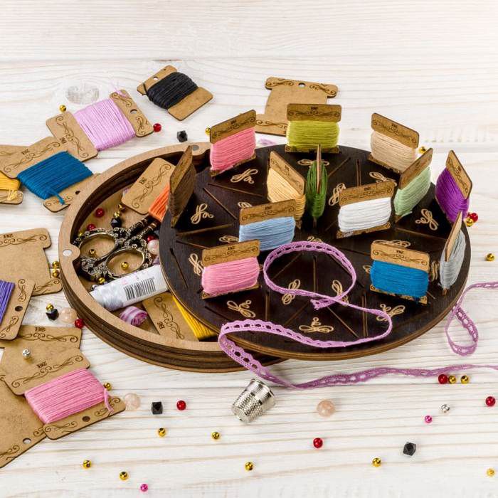 Шкатулка для рукоделия + 42 бобинки FLZB(N)-060, 19*19*2.8см Волшебная страна